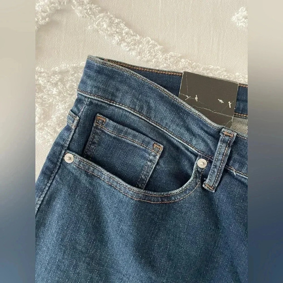 Banana Republic Vintage Stretch Low-Rise Bootcut Jean - Picture 6 of 13